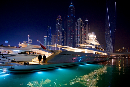 القوارب السريعة الفضية في معرض دبي الدولي للقوارب