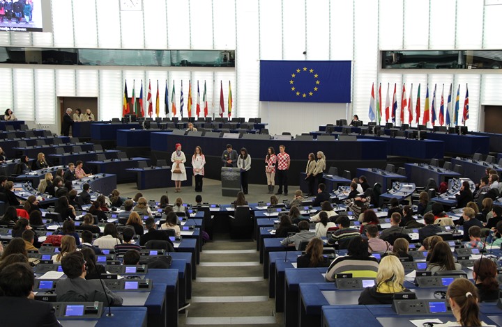 أكبر تجمع سياسي بالبرلمان الأوروبي يستنكر قرارات سعيّد