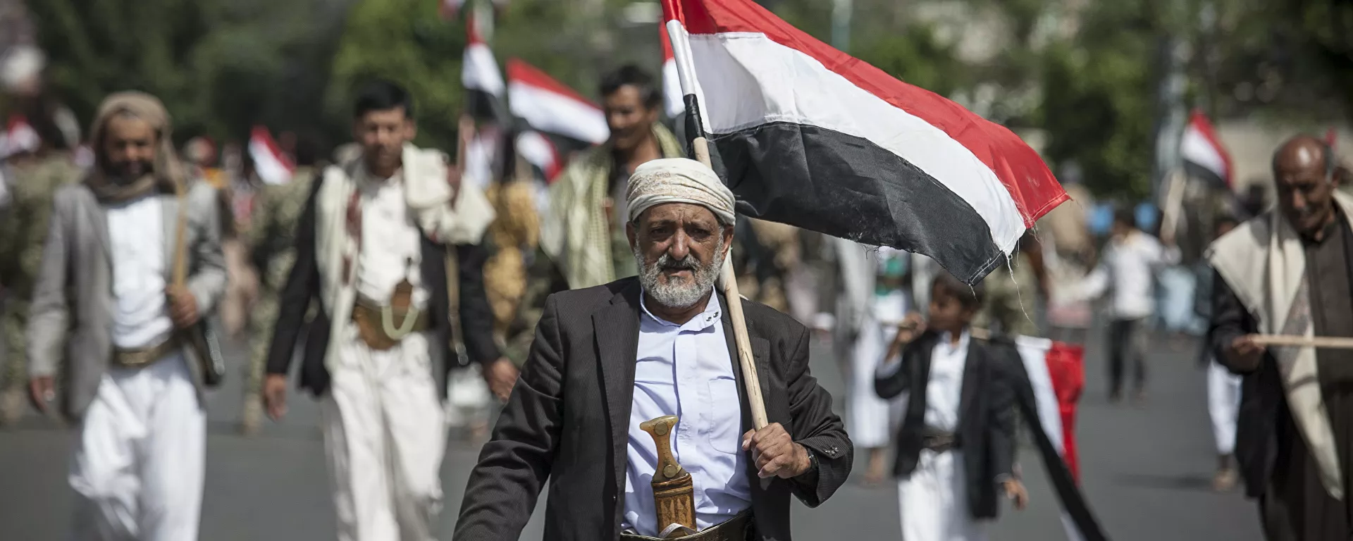 رجل يحمل علم اليمن - سبوتنيك عربي, 1920, 27.05.2021