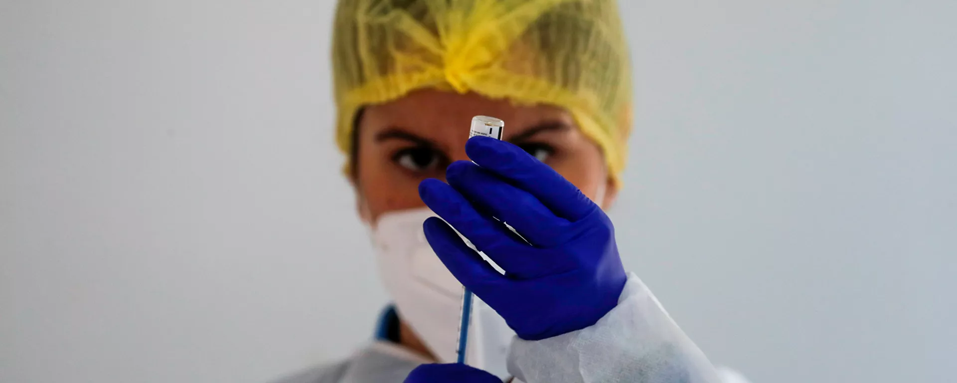موظف في الرعاية الصحية يحضر جرعة من لقاح فايزر ضد فيروس كورونا (كوفيد-19) خلال إطلاق حملة واسعة النطاق للتطعيم باللقاح في روندا، إسبانيا، 11 فبراير 2021 - سبوتنيك عربي, 1920, 24.03.2021
