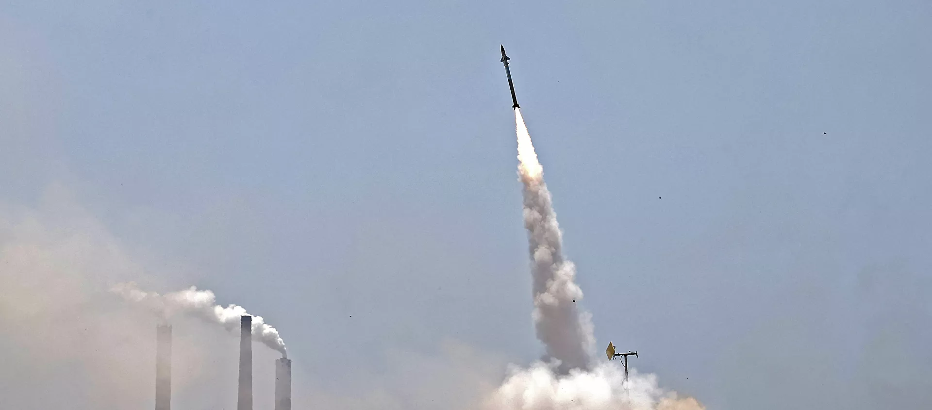اطلاق المقاومة الفلسطينية الصواريخ من قطاع غزة باتجاه أراضي غلاف غزة، فلسطين 11 مايو 2021 - سبوتنيك عربي, 1920, 17.05.2021