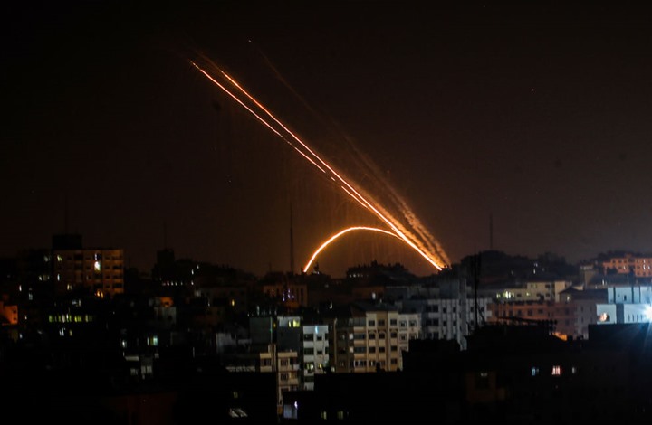 قصف إسرائيلي عنيف على 4 مواقع بغزة.. والمقاومة ترد (شاهد)