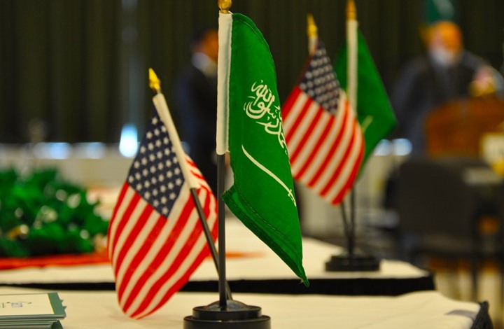 كاتب سعودي: البيت الأبيض يلعب بالنار في علاقته معنا