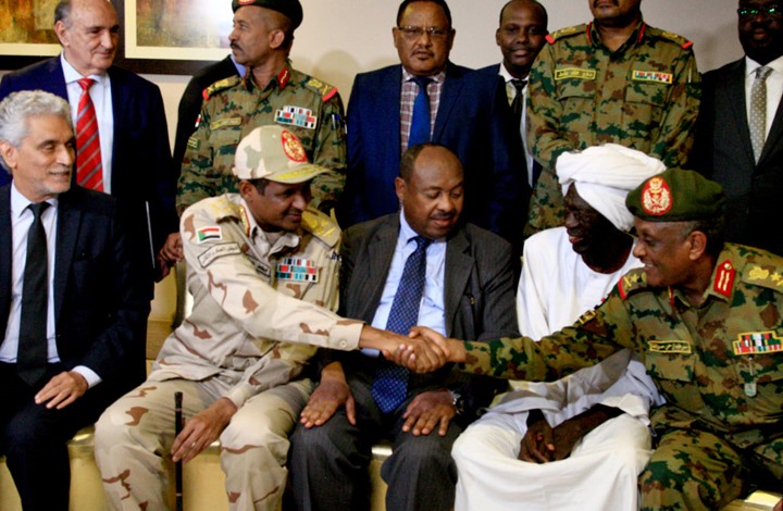 قوى التغيير وتجمع المهنيين السودانيين يحذرون "العسكر"