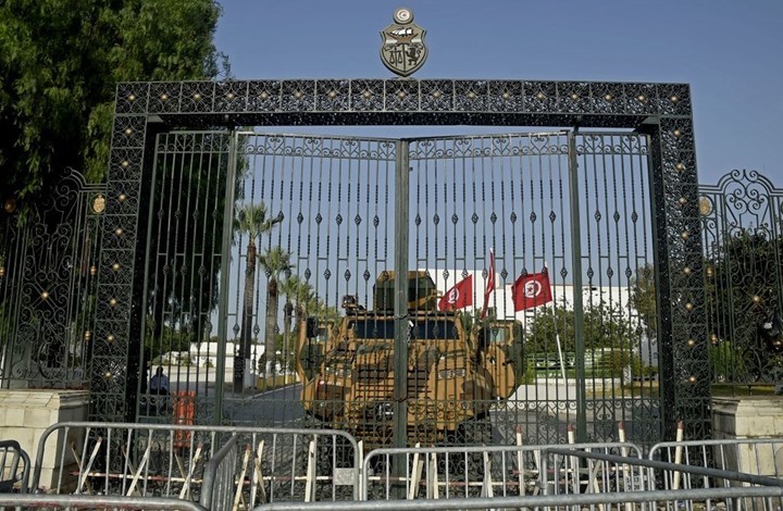 حزب تونسي يحذر من تعليق الدستور أو تمديد التدابير الاستثنائية