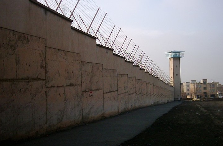 رئيس مصلحة السجون في إيران يعترف بوجود انتهاكات ويعتذر