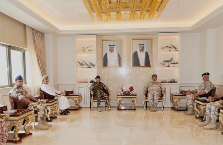 مباحثات لتعزيز العلاقات العسكرية بين الدوحة ومسقط