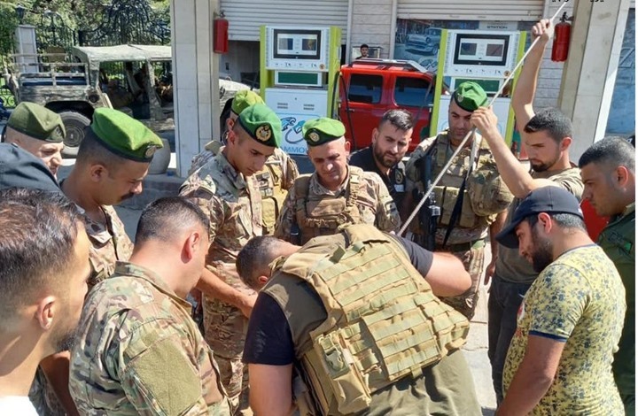 الجيش اللبناني يداهم المحطات المغلقة ويوزع البنزين (صور)