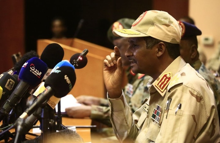 البرهان وحميدتي: سياسيو السودان سبب "محاولات الانقلاب"