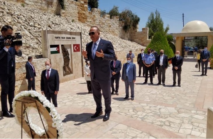 تشاووش أوغلو يزور صرح "الشهداء الأتراك" في السلط الأردنية