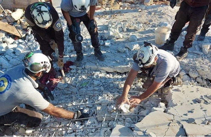 5 قتلى من عائلة واحدة بقصف نظام الأسد على إدلب (شاهد)