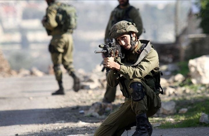 جندي إسرائيلي ينكل بجسد الشهيد الجولاني في القدس (شاهد)