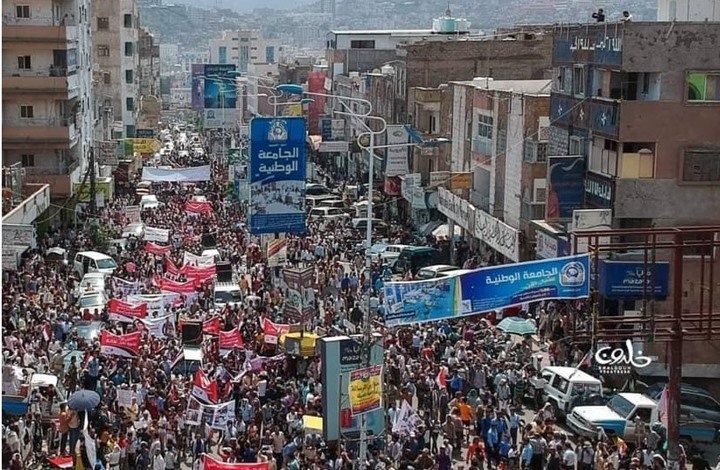 آلاف اليمنيين يتظاهرون بتعز دعما للجيش ورفضا للفساد (شاهد)