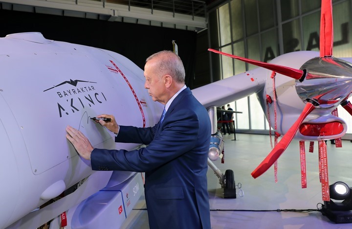 أردوغان يقود طائرة "أقينجي" المسيّرة الجديدة (شاهد)