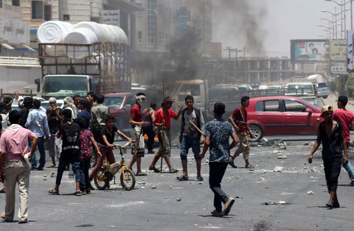 احتجاجات في عدن رفضا للانفصاليين وانهيار الخدمات