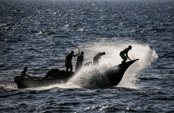 زوارق الاحتلال تطلق النار على مراكب الصيادين في بحر غزة