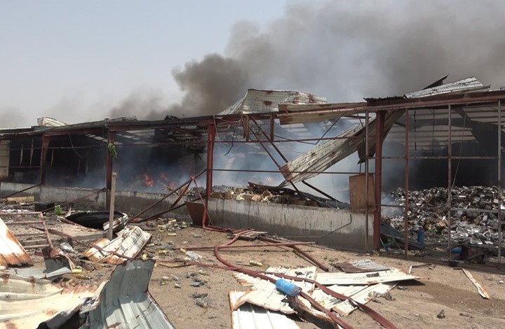 هجوم صاروخي حوثي على ميناء المخا يسفر عن حرق مواد إغاثية (شاهد)