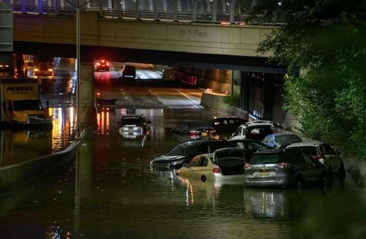22 قتيلا في فيضانات ضخمة غمرت ولايات أمريكية (شاهد)