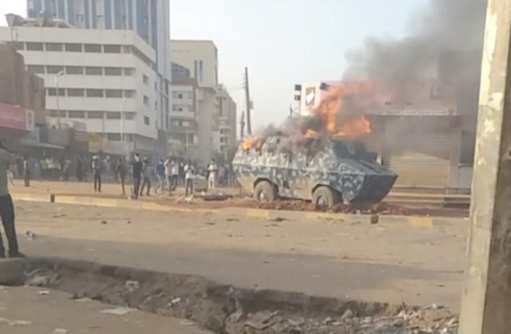 محتجون يحرقون مدرعة للشرطة وسط الخرطوم (فيديو)