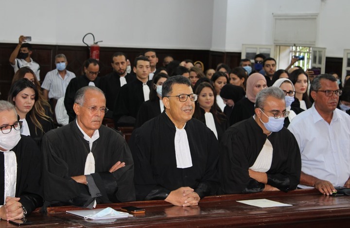 محامو تونس يرفضون تحويل المدنيين لمحاكمات عسكرية