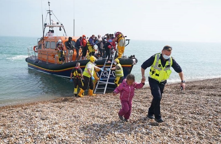 أكثر من ألف مهاجر يصلون بريطانيا في يوم واحد