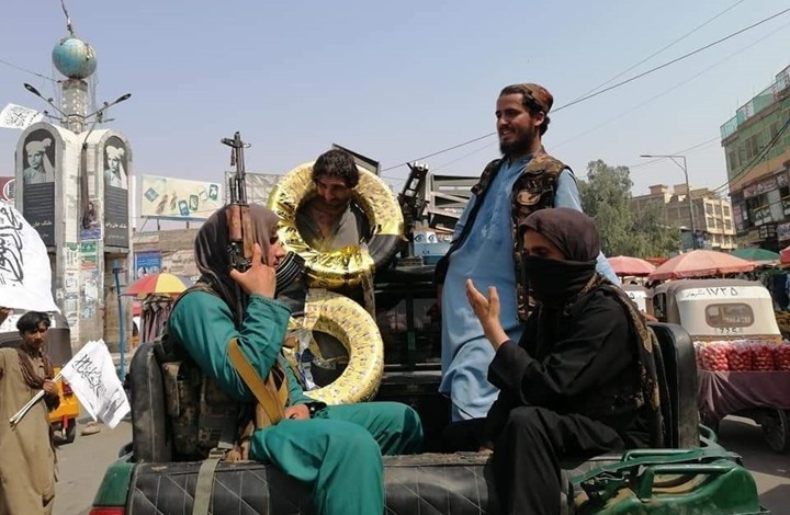 عقوبة لافتة لسارق إطارات في أفغانستان (صور)