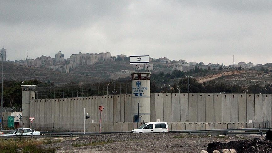 13 معتقلا فلسطينيا يضربون عن الطعام في سجون إسرائيل