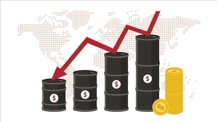 أسعار النفط تتراجع مع قرب زيادة معروض الخام