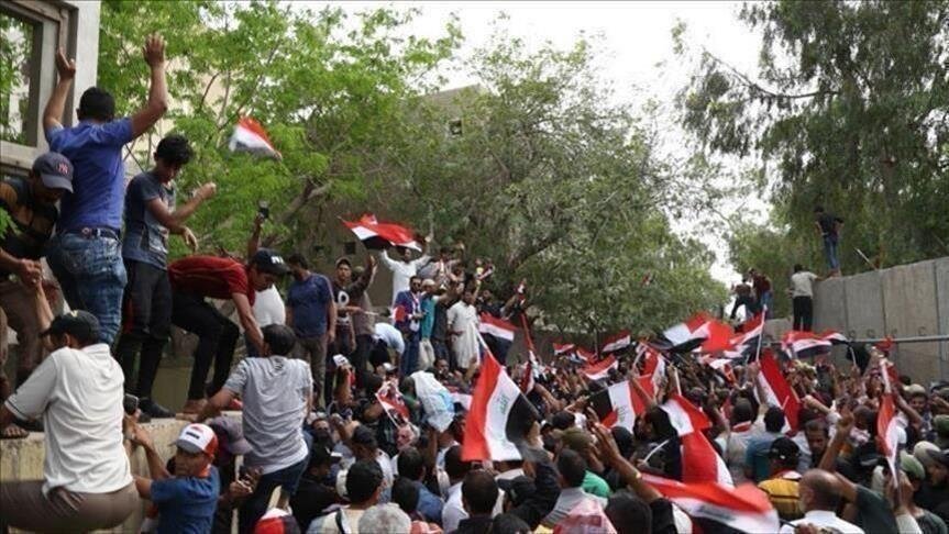 العراق.. محتجون يغلقون مبنى محافظة البصرة للمطالبة بالتعيين