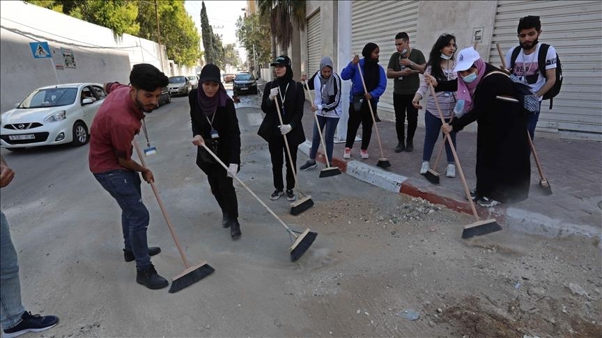 لليوم الثالث.. مبادرة "حنعمرها" التطوعية تواصل تنظيف شوارع غزة