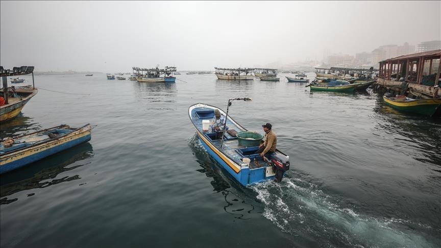 إسرائيل تقرر تقليص مساحة الصيد في غزة إلى 6 أميال بحرية