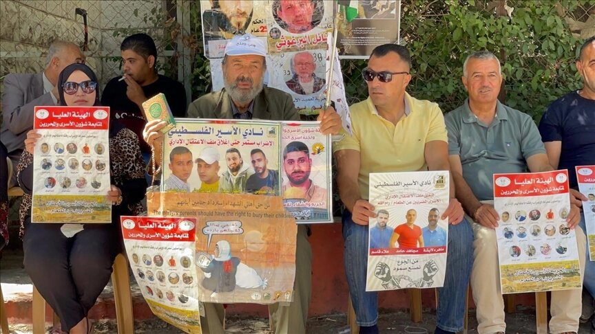 فلسطينيون يطالبون بالإفراج عن معتقلين مُضربين عن الطعام