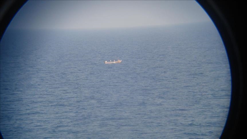 الحكومة اليمنية نواجه صعوبة في إزاحة سفينة غارقة قبالة عدن