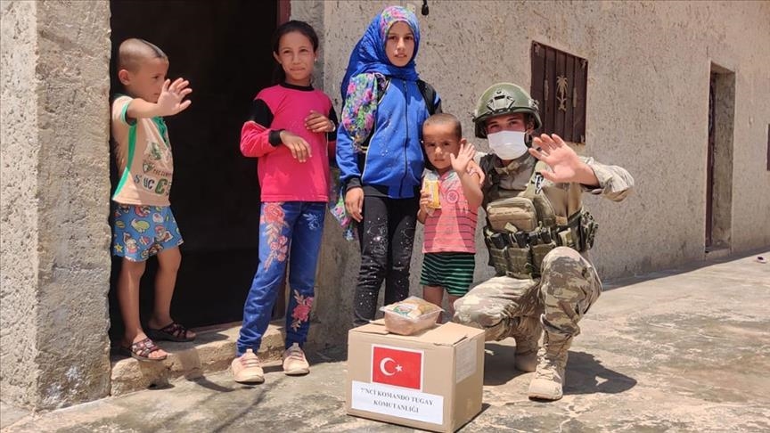 الدفاع التركية: جنودنا مستمرون بتقديم المساعدات شمالي سوريا