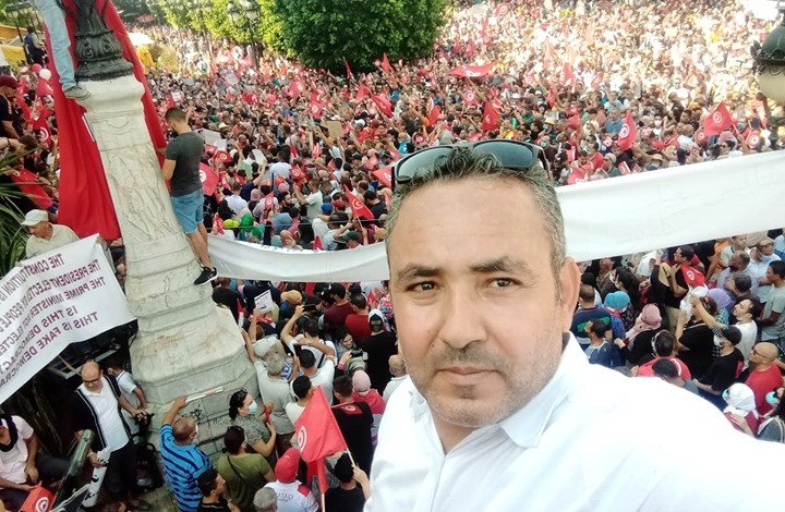 مراسل "العربية" بتونس يشارك بمظاهرة داعمة لسعيّد (شاهد)