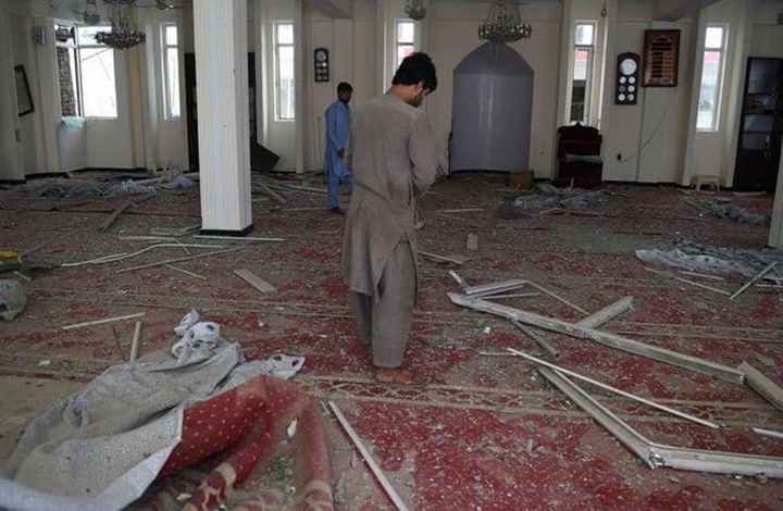 100 قتيل وجريح بتفجير مسجد للهزارة في أفغانستان (شاهد)