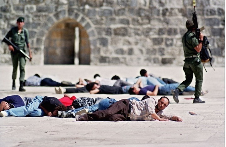 الفلسطينيون يحيون الذكرى الـ31 لمجزرة الأقصى الأولى (صور)