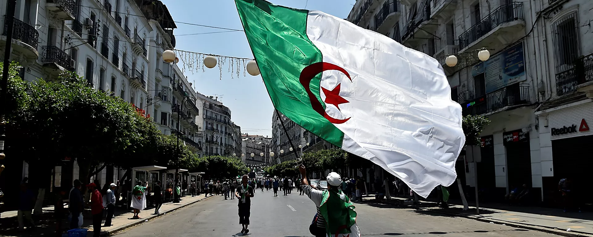 صورة لمتظاهر جزائري في الجزائر العاصمة يوم 26 يوليو 2019 ، في آخر أسابيع من المسيرات ضد الطبقة الحاكمة وسط أزمة سياسية مستمرة في البلاد - سبوتنيك عربي, 1920, 19.07.2021
