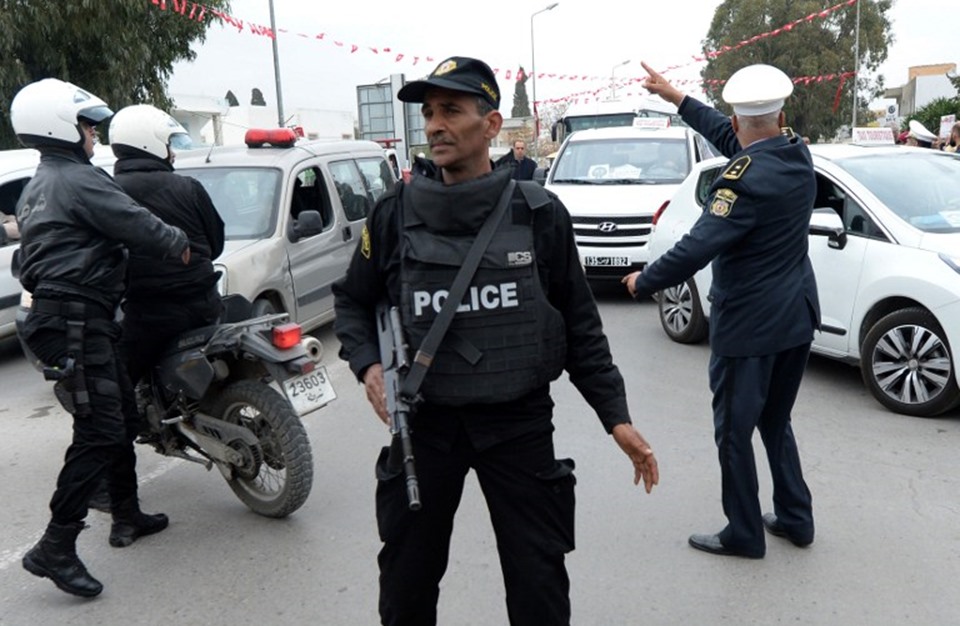 الأمن التونسي يداهم قناة تلفزيونية ويُتلف أجهزتها