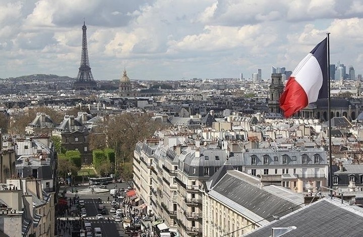 فرنسا تعتزم إغلاق ستّة مساجد وحلّ جمعيات إسلامية
