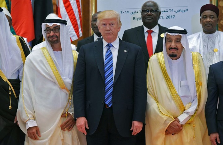 سكرتيرة ترامب تكشف سر وجهه "البرتقالي" بقمة الرياض