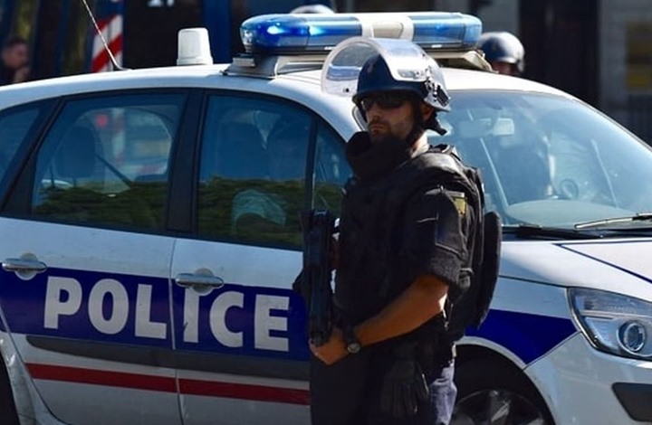 باريس تتهم رجلا اشترى سلاحا من الإنترنت برصد معابد يهودية