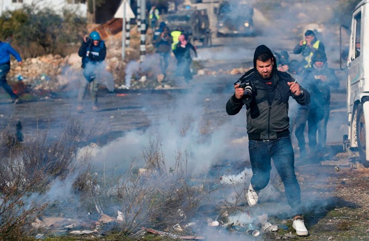 تواصل اعتداء قوات الاحتلال على الصحفيين وتهديدهم بالقتل