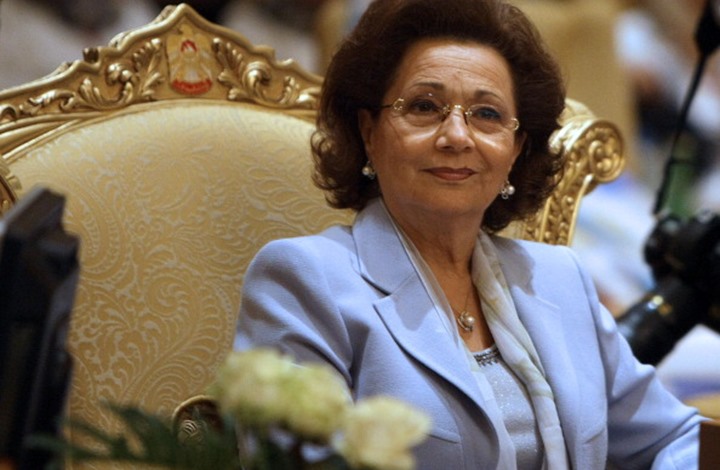 سوزان مبارك تظهر خلال زيارة لضريح زوجها (صور)