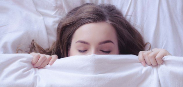 فوائد النوم عاريًا: صحية ونفسية قد لا تخطر على بالك!