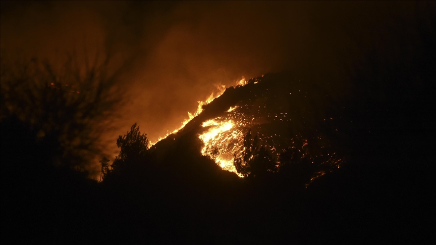 برا وجوا.. اليونان تواصل إطفاء حرائق الغابات
