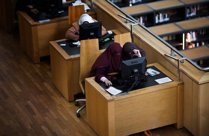 الجامعات المصرية تتخلى عن الكتاب الورقي وتعتمد الإلكتروني