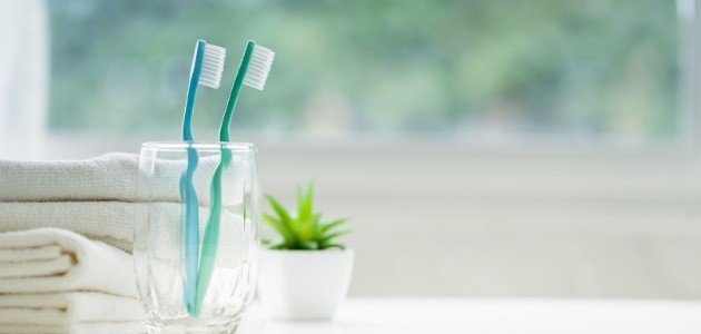 ما الطريقة الصحيحة لتنظيف فرشاة الأسنان؟