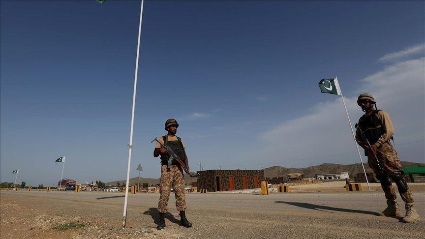 باكستان تلوح بإغلاق حدودها مع أفغانستان لمنع تدفق لاجئين