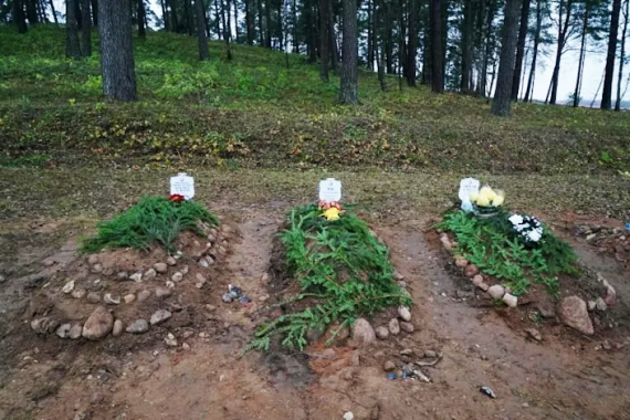 قبر لثلاثة طالبي لجوء عرب في بولندا